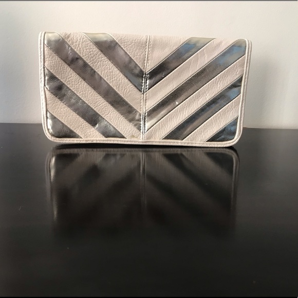 Beige clutch with gold metallic stripes - Picture 1 of 7
